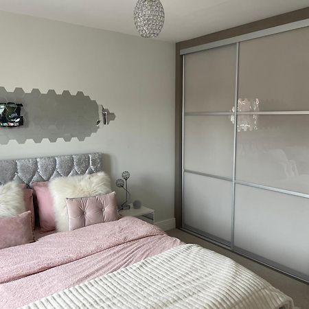 En-Suite Bedroom In A Family Home Near Gatwick Airport And Horley Station Hookwood Exterior photo