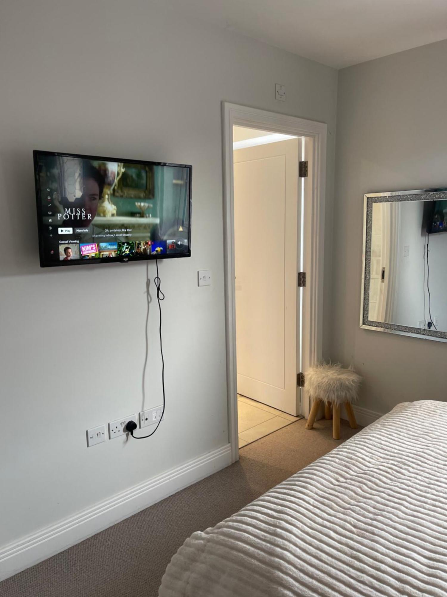 En-Suite Bedroom In A Family Home Near Gatwick Airport And Horley Station Hookwood Exterior photo