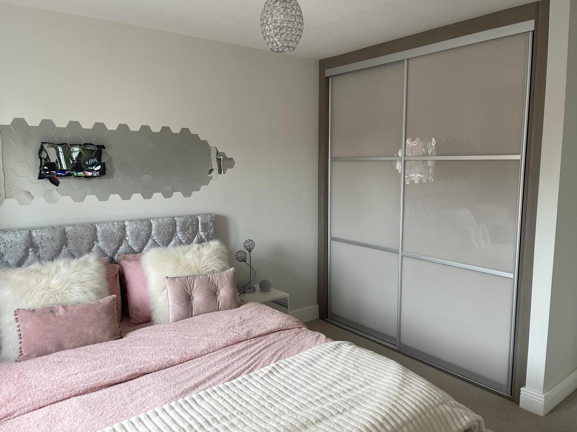 En-Suite Bedroom In A Family Home Near Gatwick Airport And Horley Station Hookwood Exterior photo